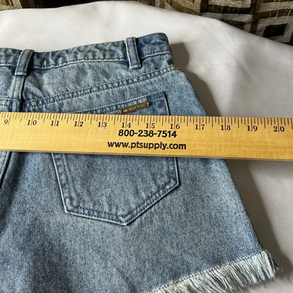 Michael Kors Womens Denim Shorts Light Wash Frayed Raw Hem Gold Hardware‎ Size 2